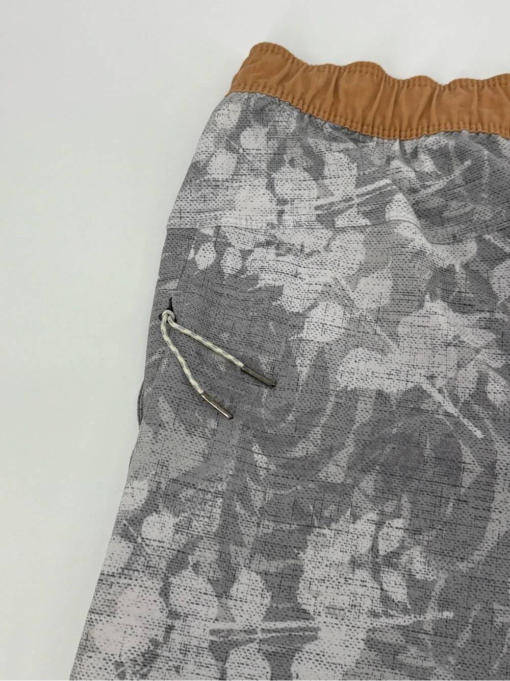 Vuori Mens Cape Short Size XL Gray Floral Leaf Swim Board Shorts V369 Stretch